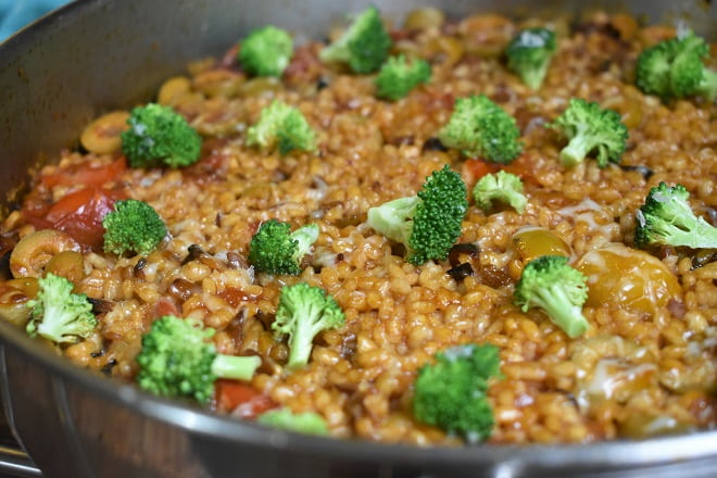 arroz seco de verduras con brocoli y queso manchego cerca-min