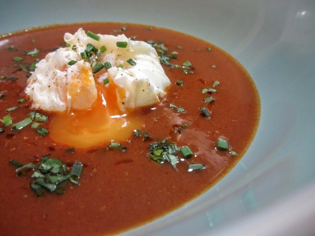 Sopa de marmitako con huevo poché lateral