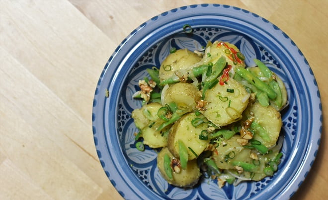 Ensalada de patata con judías verdes, lima y chiles arriba