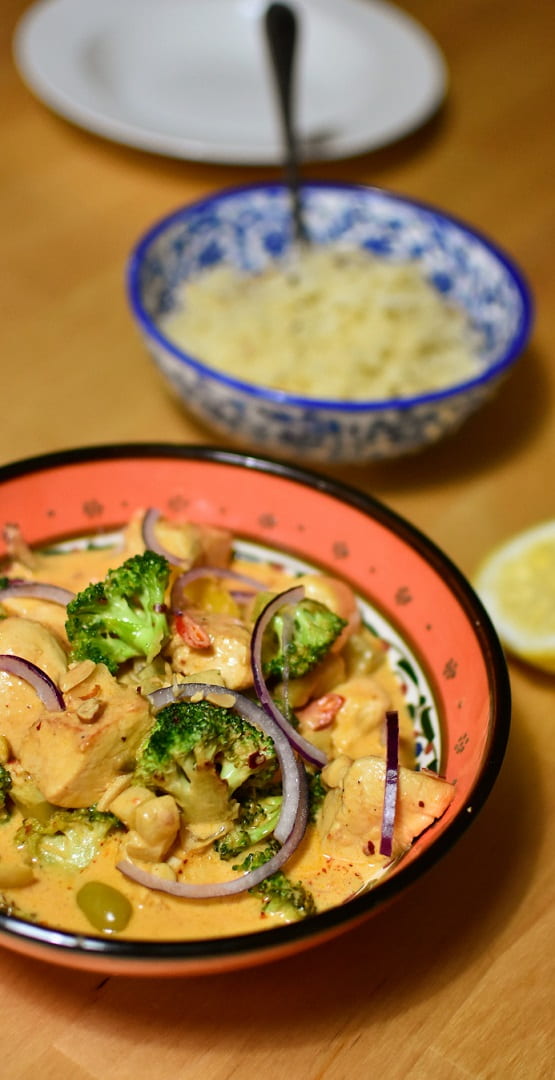 Curry de pollo y brócoli vertical