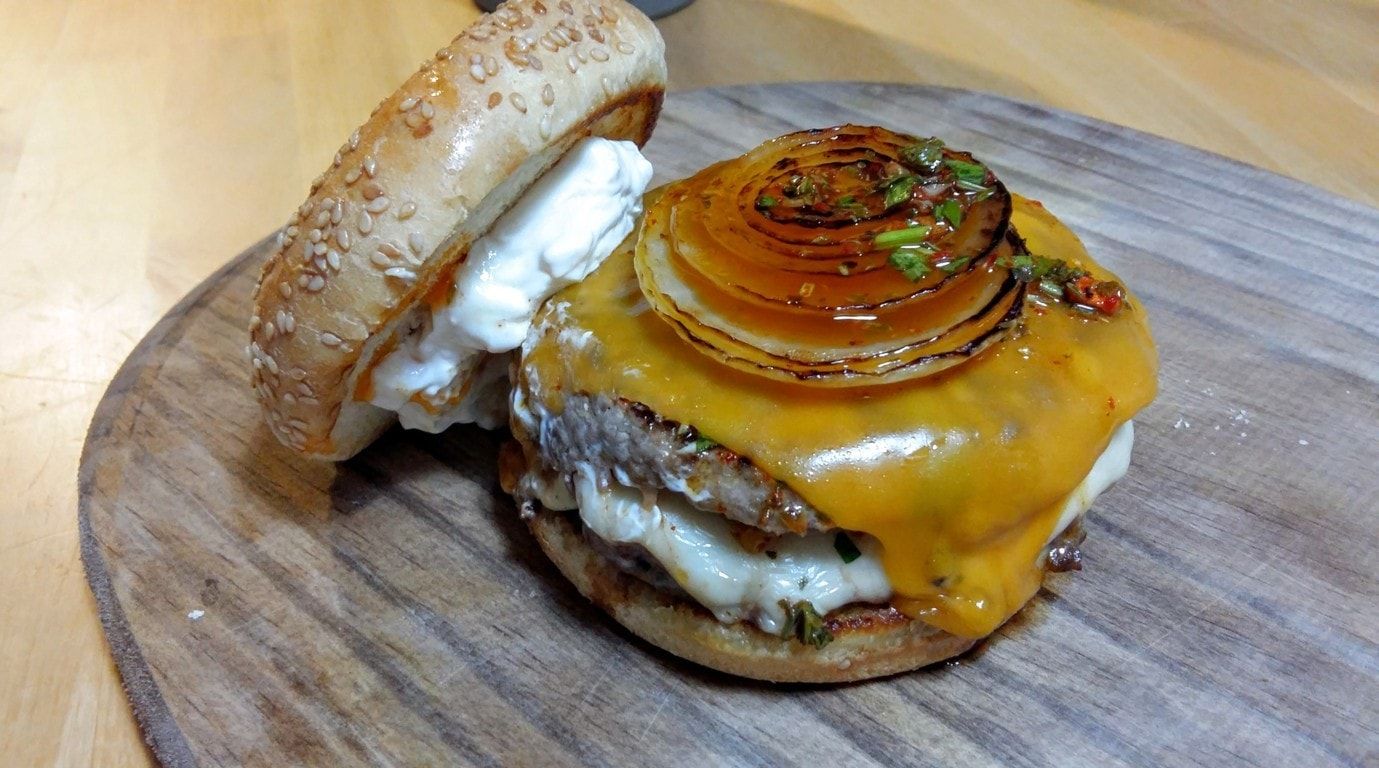 hamburguesa con queso cheddar mozarella y crema con chimichurri